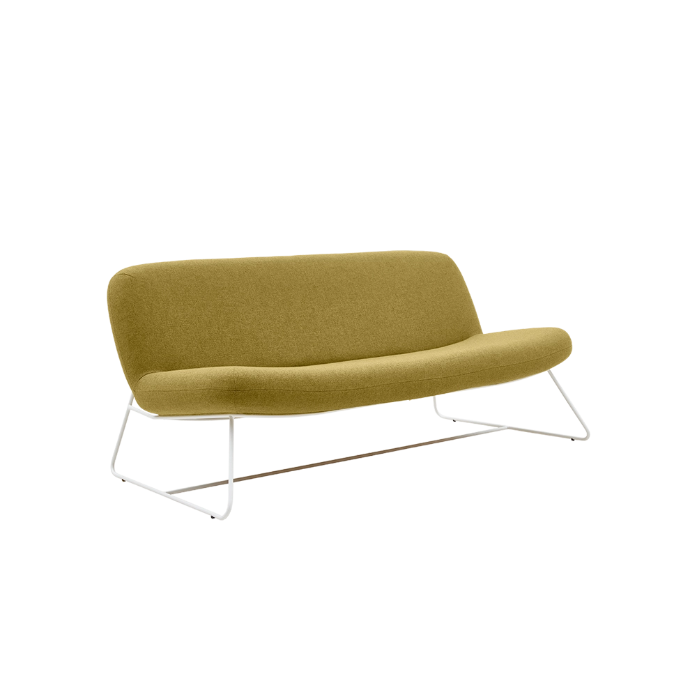 Canapé 2 places design JAVA Softline, tissu Vision jaune ocre, pieds métal blancs vue de biais